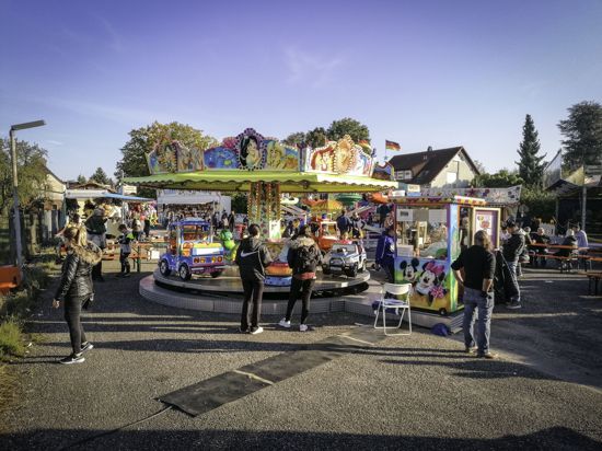 Karussell steht beim Jahrmarkt auf dem Wössinger Festplatz
