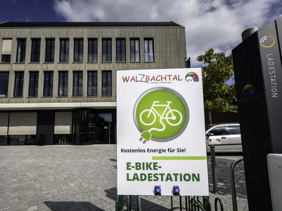 Hinweisschild auf E-Bike-Ladestation vor Rathaus