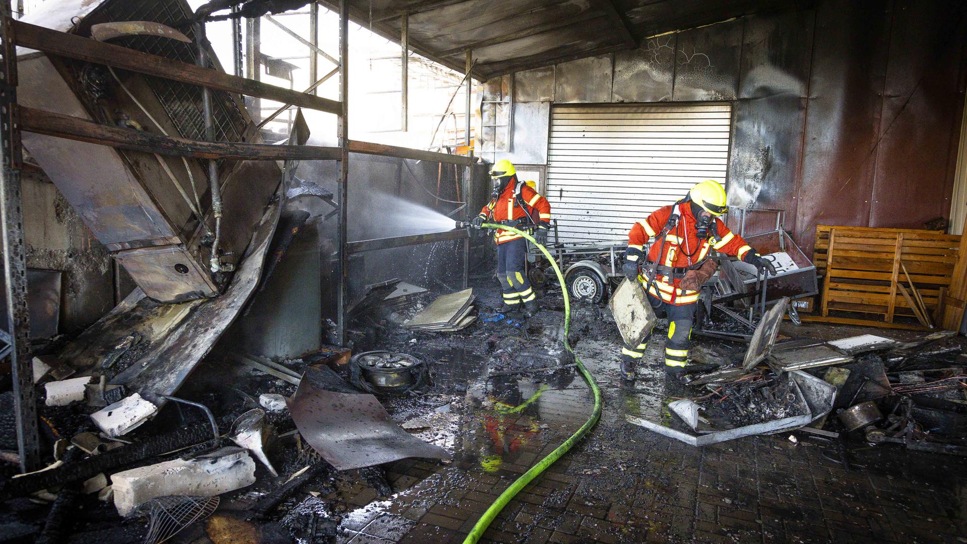 Einen Leichtverletzten und über 200.000 Euro Sachschaden forderte der Brand in Walzbachtal-Jöhlingen, der am Dienstagmittag vermutlich an einem Carport ausgebrochen ist.