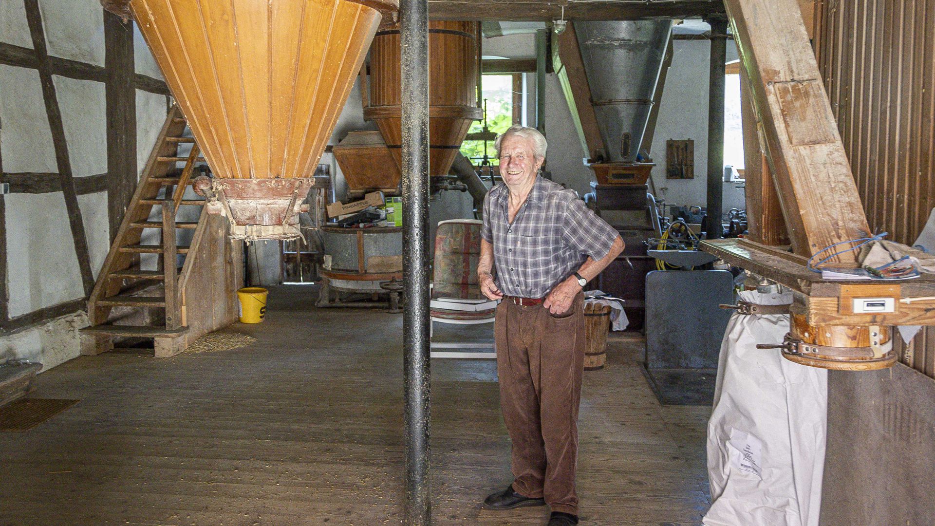 Oswald Brauch an der Sackabfüllstation in seiner Wössinger Mühle in der Durlacher Allee 6