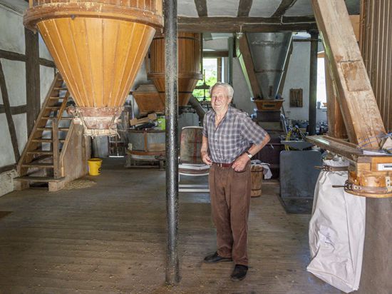 Oswald Brauch an der Sackabfüllstation in seiner Wössinger Mühle in der Durlacher Allee 6