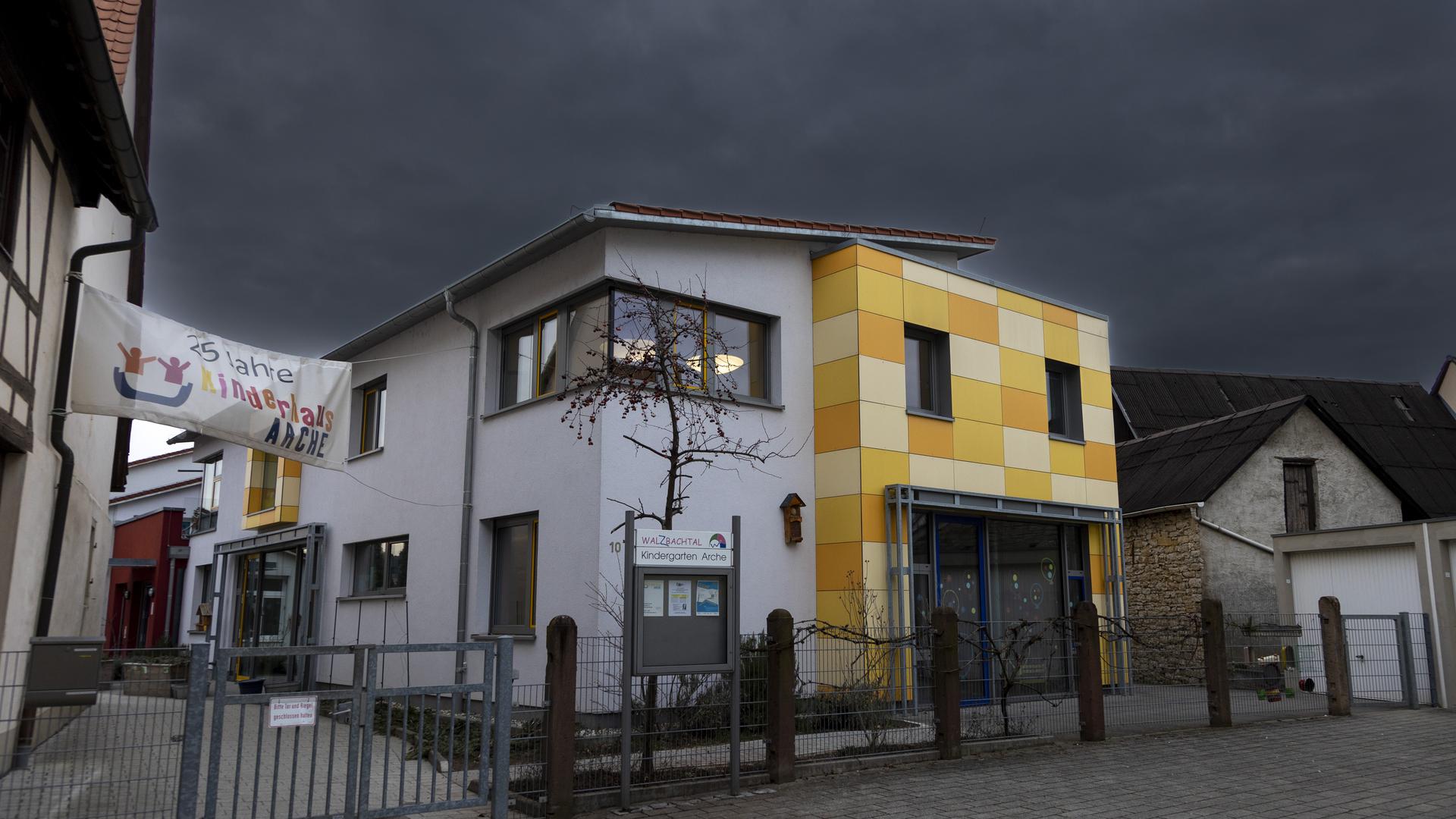 Dunkle Wolken ziehen über dem Kinderhaus „Arche“ in Walzbachtal-Jöhlingen auf. 