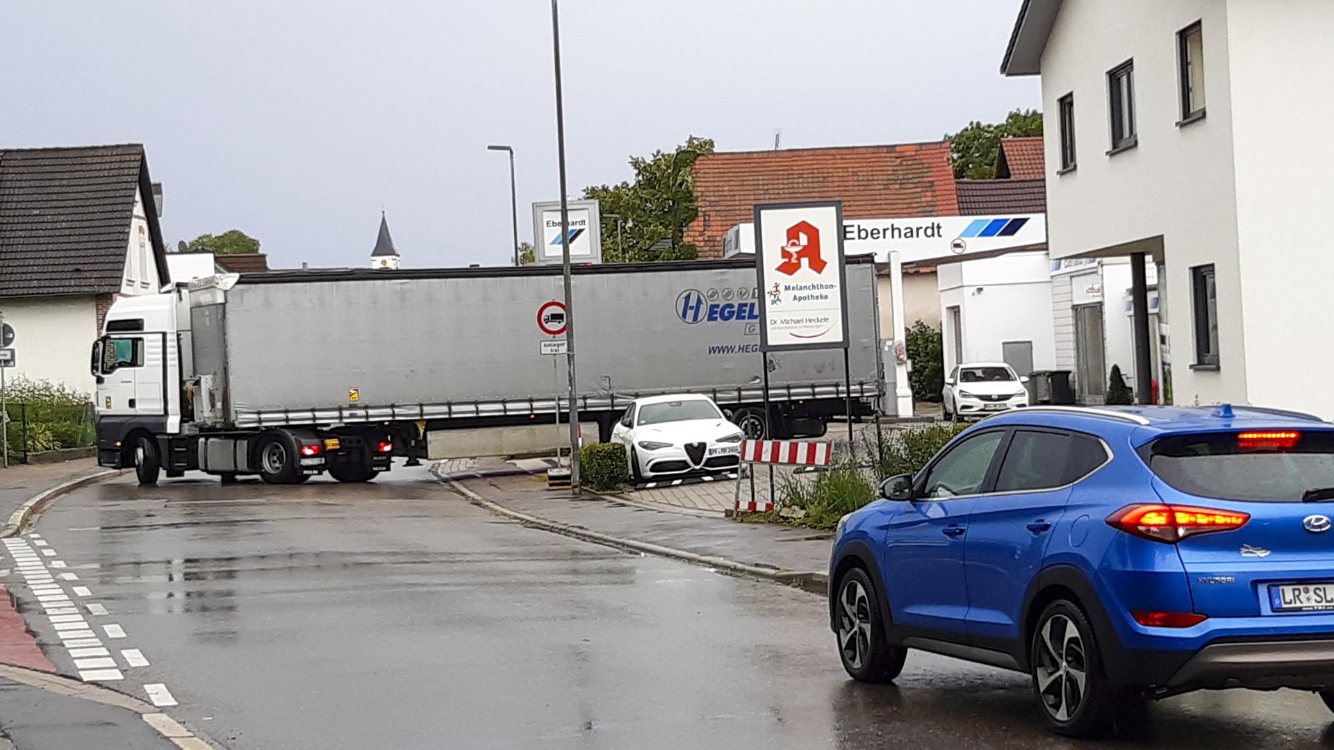 Ein lettischer LKW blockiert bei einem Wendemanöver an der Wössinger Tankstelle einen Lahrer PkW, nachdem er bemerkt hat,  dass der Weg durch das Dorf gesperrt ist.