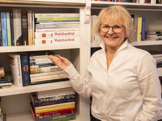 Die scheidende Walzbachtaler CDU-Fraktionsvorsitzende Jutta Belstler will sich mit einem Kunstgeschichtestudium einen Traum erfüllen. Die Bücherwand ist dafür schon vorbereitet.