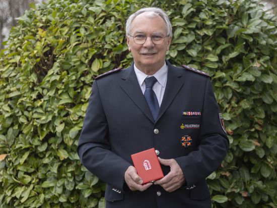 Bernd Braun erhielt aus den Händen des Kreisverbandsvorsitzenden Eckhard Helms das Ehrenkreuz des deutschen Feuerwehrverbandes in Gold