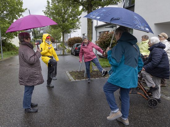 Unter der Anleitung von Marianne Sauter (gelbe Regenjacke) gibt es während des Spaziergangs auch eine kleine Gymnastikübung.