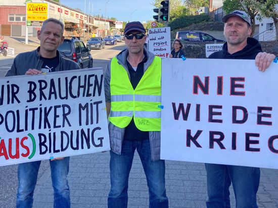 Michael Frey, Manfred Klima und Markus Pfeifer (von links) demonstrieren am 11. April 2024 an der Jöhlinger Straße in Walzbachtal mit Plakaten gegen die Bundesregierung. 