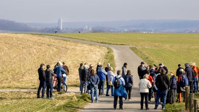Mitglieder der Bürgerinitiative "Gegenwind" informieren über den neueste Entwicklung an einem der geplanten Standorte für die Windkraftanlage auf dem Heuberg.