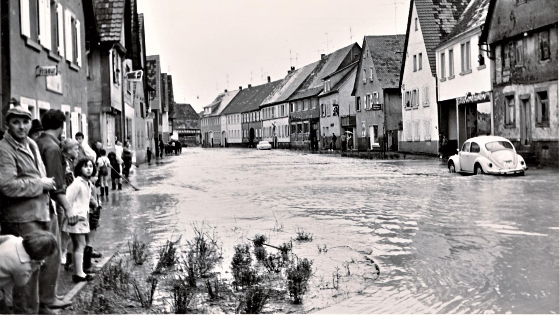 Im Sommer 1969 wurden die Menschen in Jöhlingen vom Unwetter überrascht. Das Wasser überschwemmt mehrere Straßen und Keller. 
