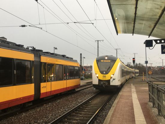 Bahnhof Bretten, statt gelb-roter Straßenbahnen sind nun auch Weiß-Gelb-Graue DB-Regionalzüge im KVV-Gebiet unterwegs. 