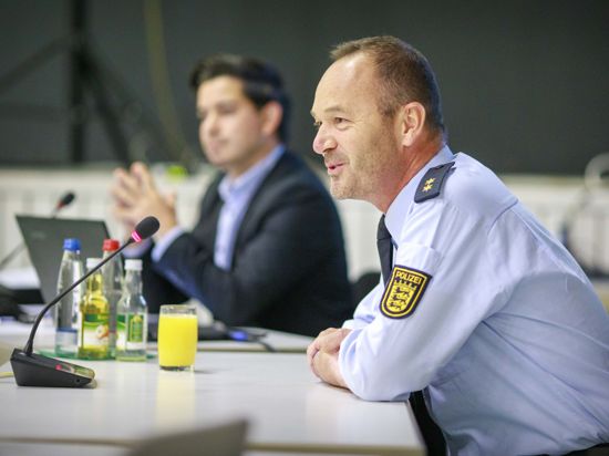 Bernhard Brenner konnte im Vordergrund am Mikrofon sitzend - hinter ihm Bürgermeister Timu Özcan  