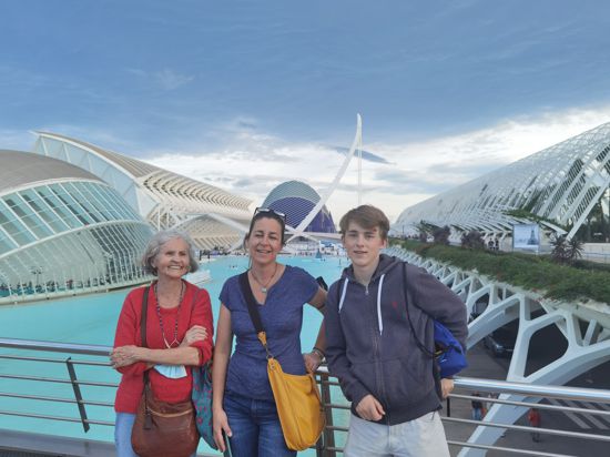 Genießt den Besuch aus Deutschland: Helga Wuppermann (links) zeigt ihrer Schwiegertochter Susanne und Enkel Max die Stadt der Künste und der Wissenschaften in Valencia.
