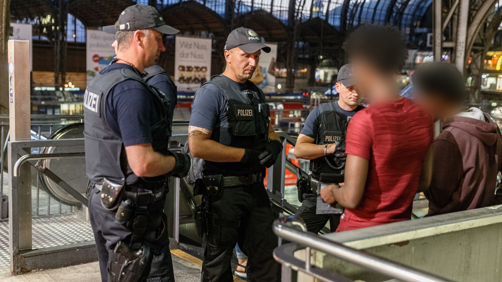 Beamte der Bundespolizei kontrollieren im Hamburger Hauptbahnhof.
