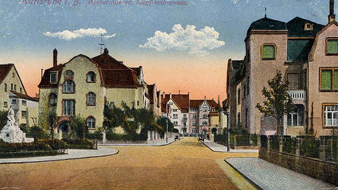 Repräsentative Bürgerhäuser stehen am Beginn der Bachstraße. Diese Postkarte von 1910 zeigt den Blick nach Osten vom Richard-Wagner-Platz mit Siegfried-Brunnen (ganz links).
