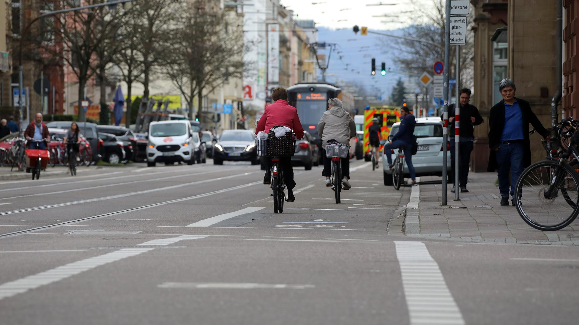 Eine breite Spur für Radfahrer macht das Vorankommen per Pedalkraft sicher und bequem. Doch das Vergnügen endet an der Westseite der Karlstraße hinter der Kreuzung mit der Jolly- und Bahnhofstraße kurz und schmerzlos.
