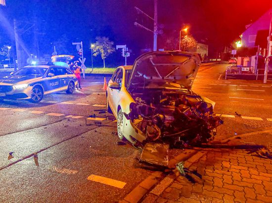 Sinnlose Raserei endete am Dienstagabend im Karlsruher Stadtteil Knielingen in einem Verkehrsunfall. 
