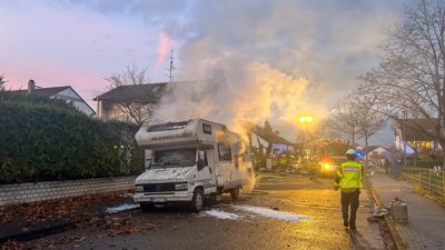 Ein Wohnmobil war beim zweiten Brand am späten Mittwochnachmittag innerhalb kurzer Zeit in Rheinstetten-Forchheim ausgebrannt. 