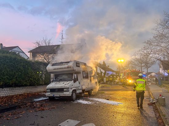 Ein Wohnmobil war beim zweiten Brand am späten Mittwochnachmittag innerhalb kurzer Zeit in Rheinstetten-Forchheim ausgebrannt. 