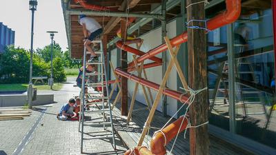Reichlich Spaß hatten die Kinder beim Bau einer XXL-Murmelbahn bei der 1. Rheinstettener Spielewoche des Jugend- und Sozialbereichs der Stadt