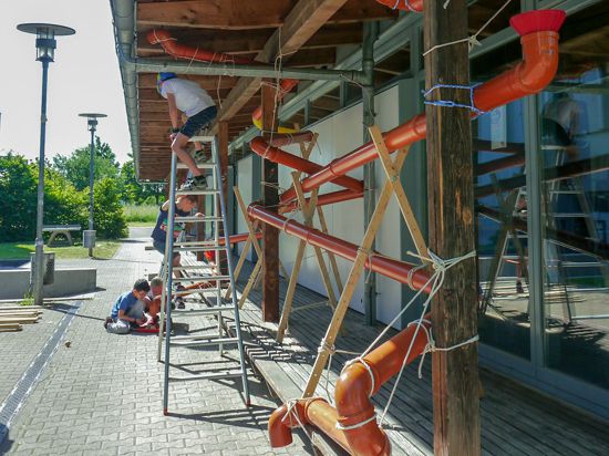 Reichlich Spaß hatten die Kinder beim Bau einer XXL-Murmelbahn bei der 1. Rheinstettener Spielewoche des Jugend- und Sozialbereichs der Stadt