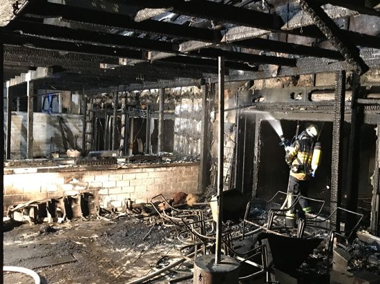 Die Freiwillige Feuerwehr Rheinstetten wurde bei einem Brand von zwei Doppelhaushälften am frühen Neujahrstag gefordert. Zwei Hausbewohner wurden mit Verdacht auf Rauchgasvergiftung ins Krankenhaus gebracht. Die Wohnhäuser sind bis auf weiteres nicht bewohnbar. 