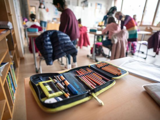 Ein Schulmäppchen liegt in einem Klassenraum der Valentin-Senger-Schule im Stadtteil Bornheim auf einem Tisch. (zu dpa: «GEW für mehr Luftfilter in Klassenräumen - Sorgen um neues Schuljahr»). +++ dpa-Bildfunk +++