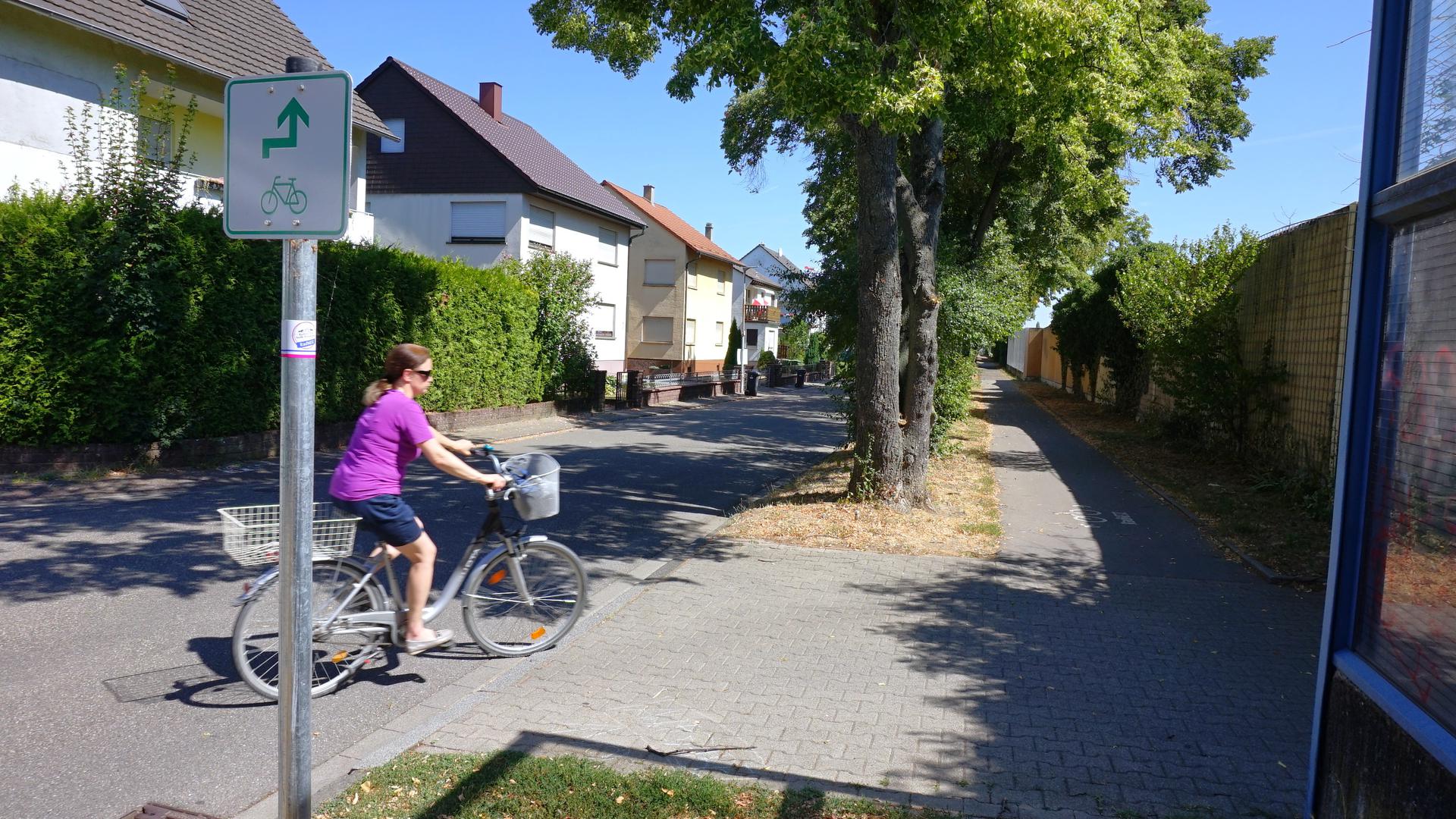Zu schmal: Die dritte Variante führt durch Rheinstetten entlang der Kornblumenstraße. Radler müssten wegen der fehlenden Breite des Radwegs auf die Straße ausweichen. 