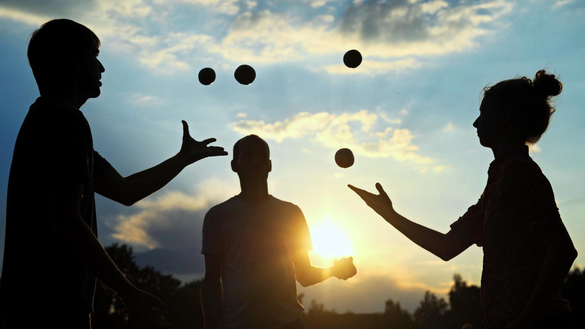 Im Jonglieren können sich die Besucher der Spielewoche  bei einem Workshop üben.