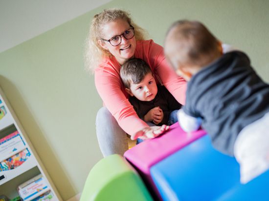 Die Tagesmutter Vanessa Di Pardo spielt am 08.09.2017 in der Kindertagespflege "Wuselbande" in Düsseldorf (Nordrhein-Westfalen) mit Kindern. (zu dpa: "«Wir arbeiten mit den Allerkleinsten»: Tagesmütter fehlen") Foto: Rolf Vennenbernd/dpa ++ +++ dpa-Bildfunk +++
