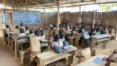 Ein Klassenzimmer einer Schule in Togo, das mit Geld der Hilfsaktion Togo e.V: finanziert wurde.