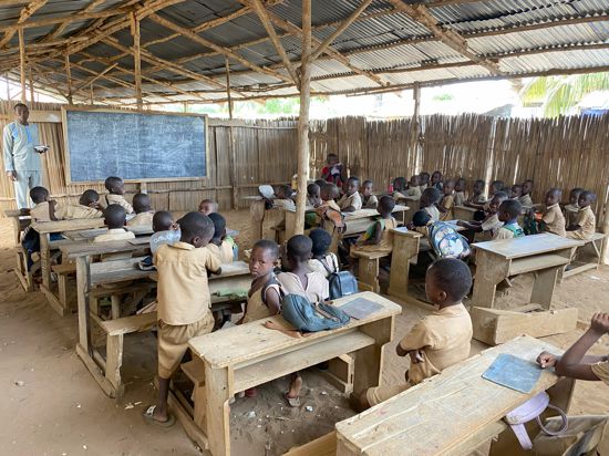 Ein Klassenzimmer einer Schule in Togo, das mit Geld der Hilfsaktion Togo e.V: finanziert wurde.