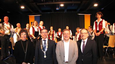 Das Badnerlied sangen gemeinsam vor den Musikvereinen auf der Bühne (von links) Regierungspräsidentin Sylvia Felder, OB Sebastian Schrempp, Bürgermeister Michael Heuser und Erster Landesbeamter Knut Bühler.