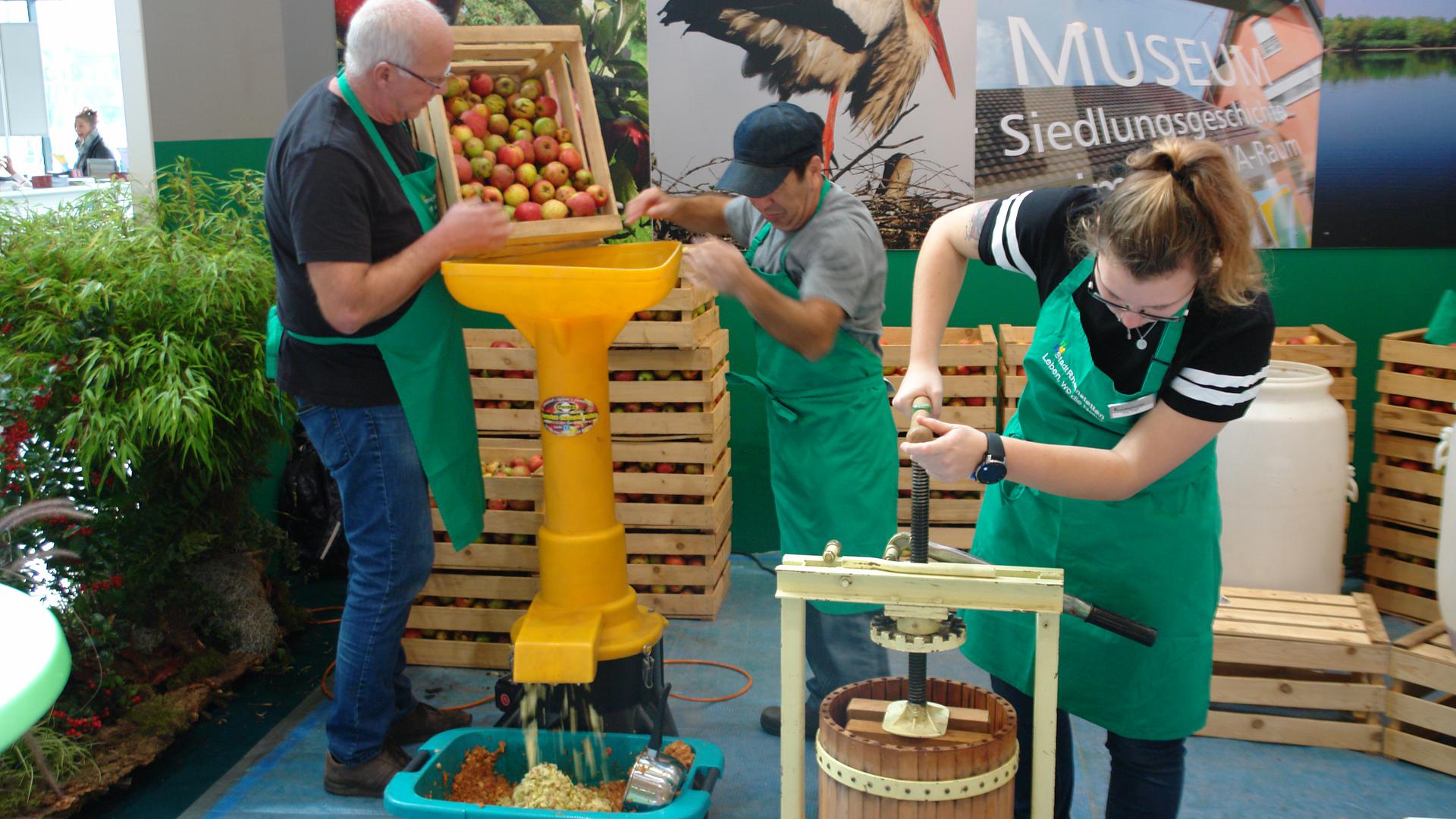 Frischer Saft: Eine Apfelsaftpressaktion bietet die Stadt Rheinstetten wieder auf der offerta. Am 31. Oktober werden Äpfel von den heimischen Streuobstweisen in der Messehalle zu Saft verarbeitet. 