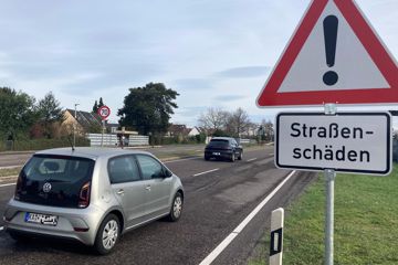 Auflösungserscheinungen: Der Flüsterasphalt auf der Bundesstraße 36 bei Rheinstetten macht massiv Probleme. Autofahrer klagen über den miserablen Zustand und Steinschläge.