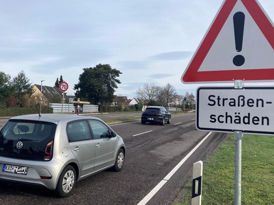 Auflösungserscheinungen: Der Flüsterasphalt auf der Bundesstraße 36 bei Rheinstetten macht massiv Probleme. Autofahrer klagen über den miserablen Zustand und Steinschläge.