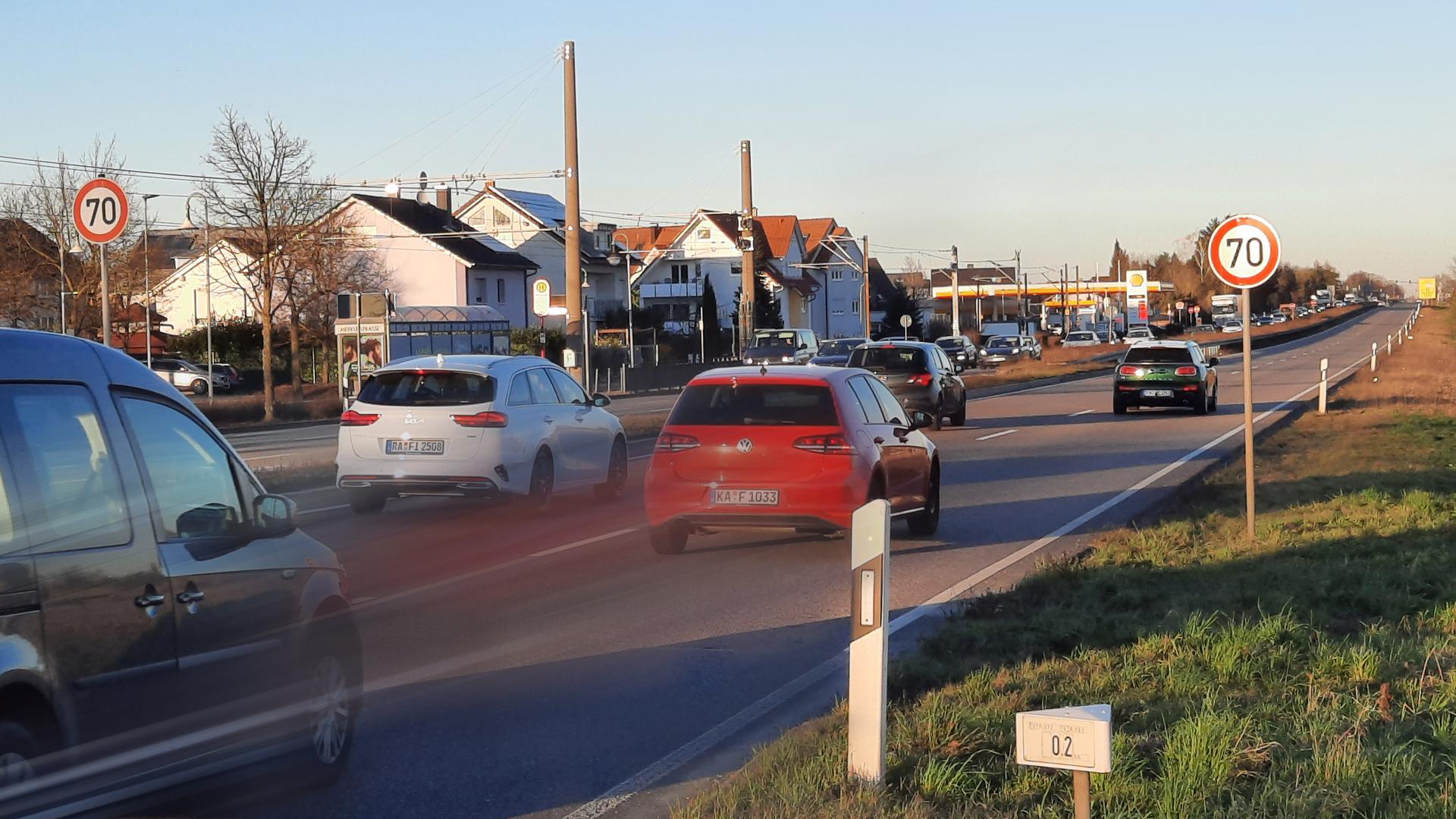 Autos fahren auf der B36 bei Rheinstetten Richtung Norden (Karlsruhe). Schilder am Straßenrand weisen auf Tempo 70 hin.