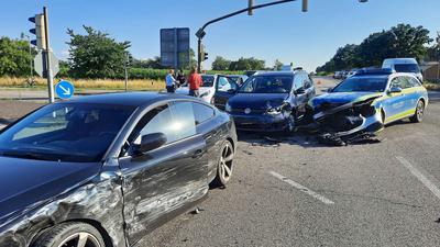 Zwei Autos und ein Streifenwagen der Polizei waren am Mittwochabend in einen Unfall in Rheinstetten verwickelt.