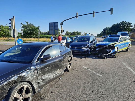 Zwei Autos und ein Streifenwagen der Polizei waren am Mittwochabend in einen Unfall in Rheinstetten verwickelt.