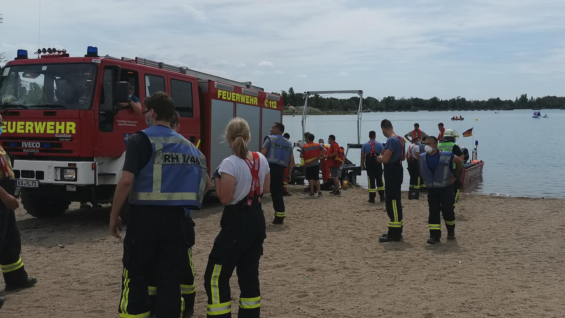 Feuerwehr und DLRG wurden zum Epplesee gerufen, wo eine Person unter Wasser entdeckt worden war.