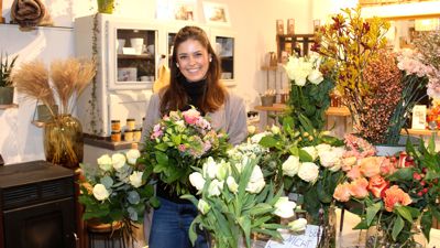 Floristin Lisa Heitz in ihrem Geschäft „Blumenfee“ in Rheinstetten-Mörsch sieht das florale Präsent aufgrund gestiegener Preise immer mehr auf dem Weg zur Luxusware.    