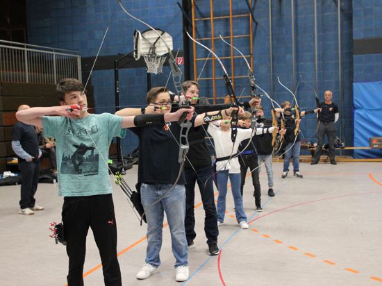 Spaß beim Bogenschießen: Junge und nicht mehr ganz junge Schützen treffen sich bei den Bogenfreunden Rheinstetten zum gemeinsamen Sport.