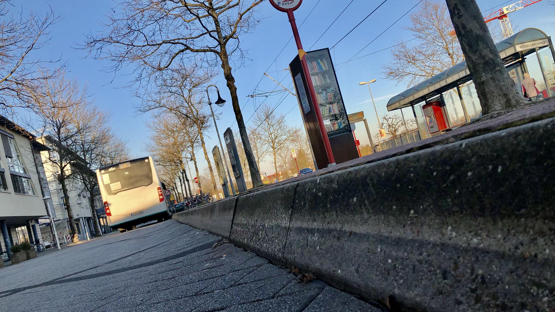Ein hoher Bordstein an der Bushaltestelle Rösselsbrünnle in Rheinstetten