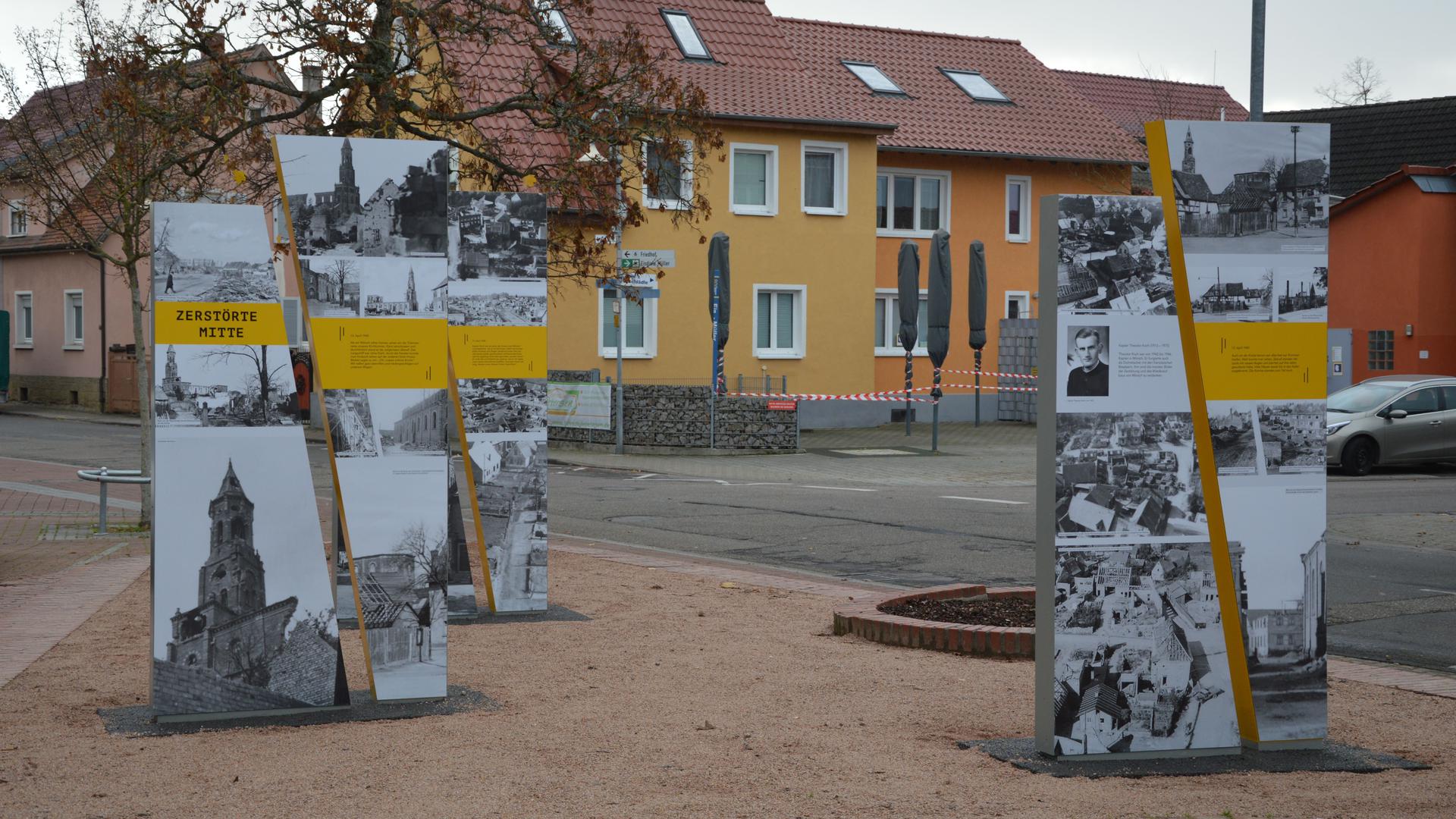 Stelen auf dem Roten Platz in Mörsch erinnern an die Zerstörung des Dorfes  kurz vor Kriegsende 1945