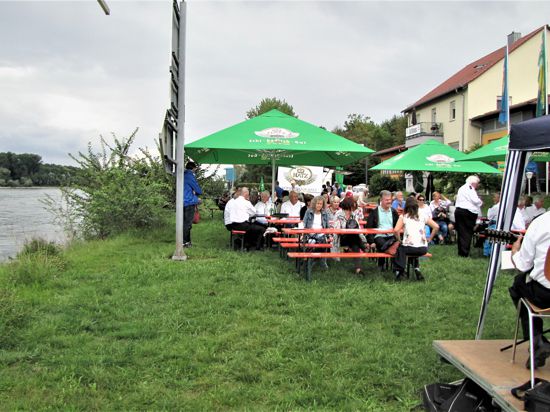Gemütliches Fest am Rheinufer, im Hintergrund die Rheinfähre Baden-Pfalz