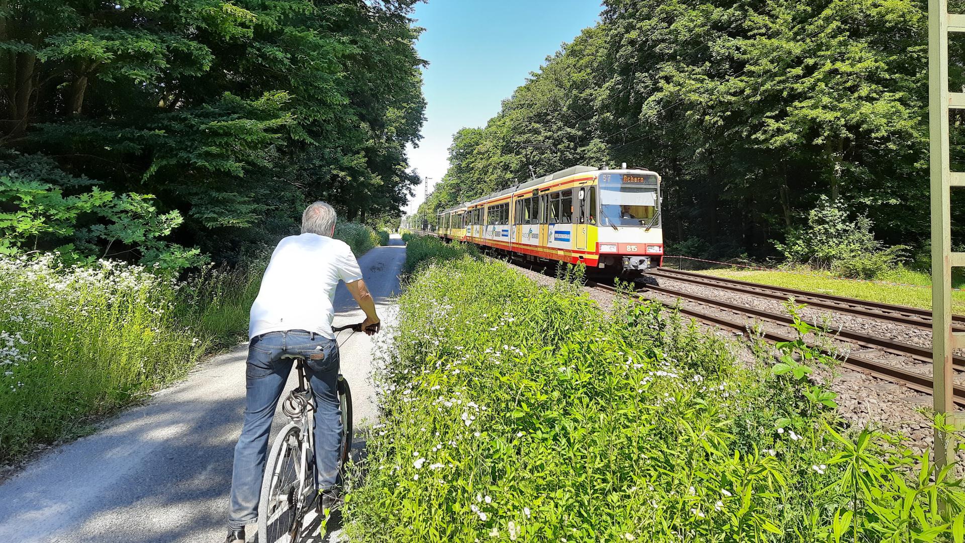 Radfahrer und Stadtbahn