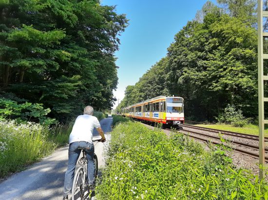Fahrradfahrer und Stadtbahn