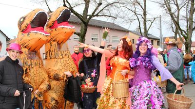 Dino- und Prinzessinnen-Kostüme beim Umzug in Rheinstetten-Forchheim.