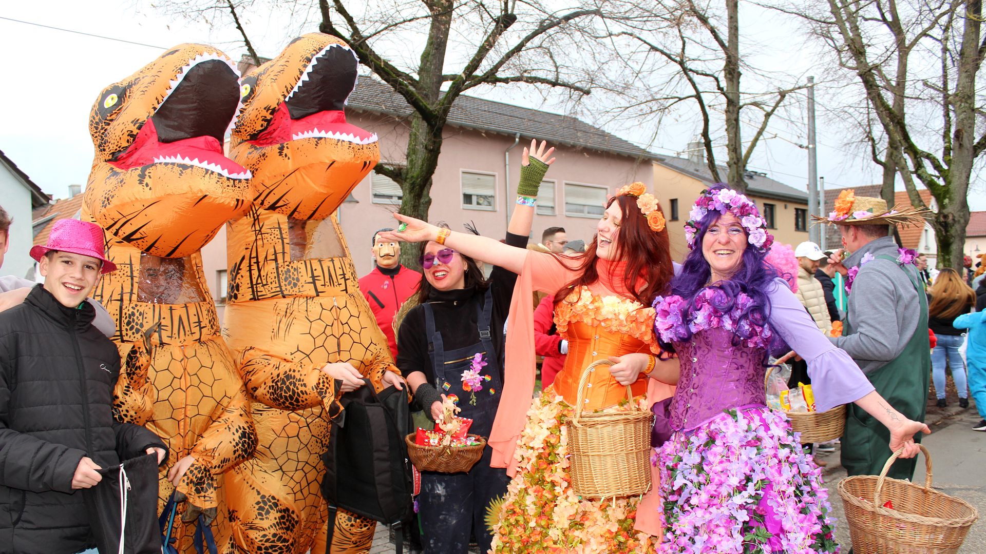 Die Dino-Fütterung übernahmen beim Forchheimer Fasenacht-Umzug diese Flower-Power-Damen mit Süßigkeiten.