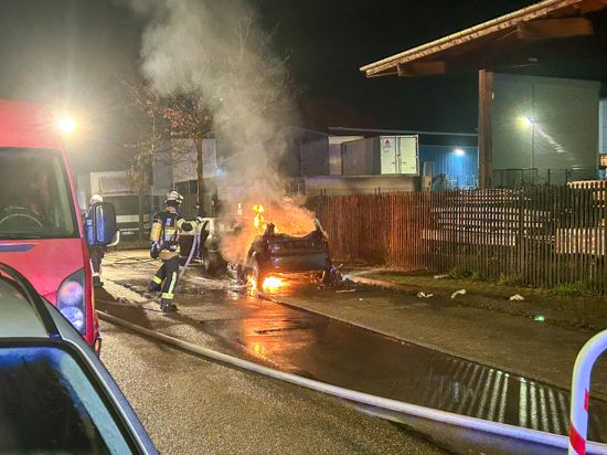 Beim Eintreffen der Feuerwehr stand das Auto bereits in Flammen.