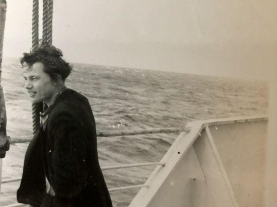 Franz Martin steht an der Reling eines Schiffs von Bremerhaven nach Montreal und blickt aufs Meer.